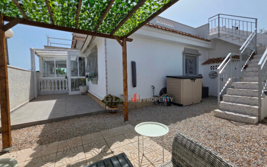 🏡 Charming Corner Bungalow with Solarium & Communal Pool in Los Narejos (Oasis Area)