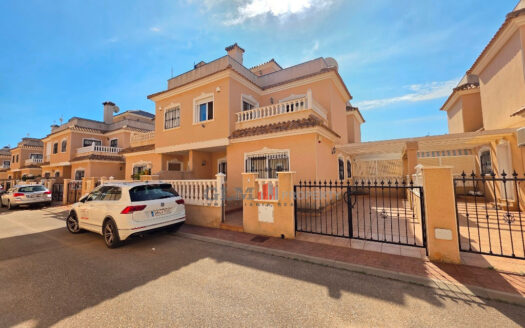 Fantastic 2-Bedroom Townhouse with Rooftop Solarium & Communal Pool in Euro Roda